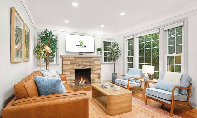 Southwest Minneapolis Casa | Robbin's Nest | Linden Hills | Walk to Creek Trail