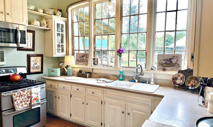 Tracy City Casa | Robert's Manor - A Historical Home from 1880s