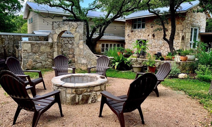 Grey Forest Cabaña | Robert Wood Art Cottage - Cerca de Floores Country Store, SeaWorld y Fiesta Texas