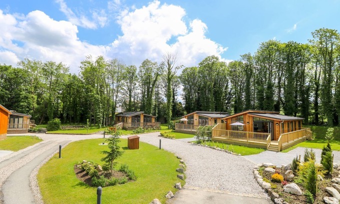 Gargrave Cabaña | ROBIN LODGE, family friendly, luxury holiday cottage in Gargrave