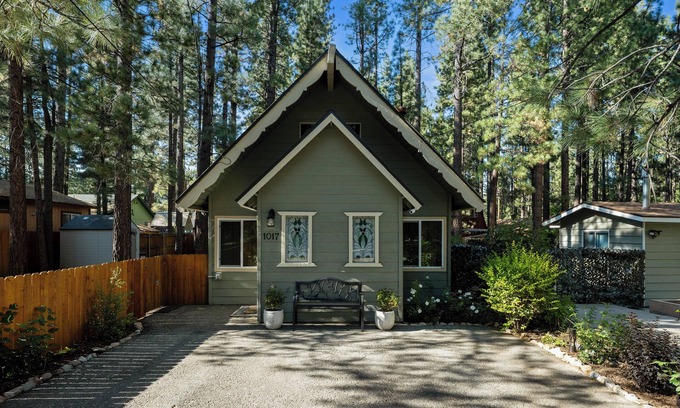 Big Bear City Chalet De Esquí | Robinhood's Retreat- walk2go karts- EVcharger- AC-minutes to resorts-dogs ok