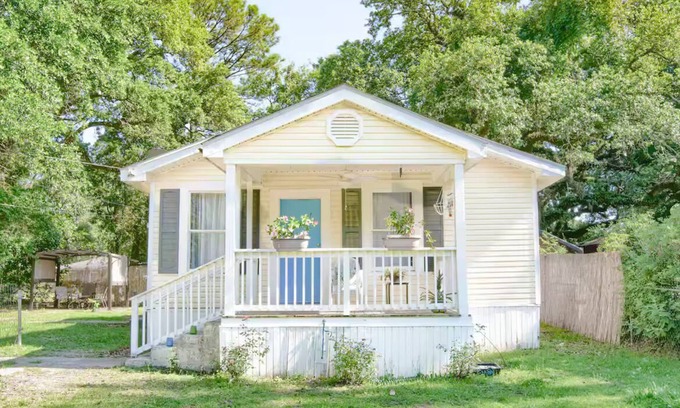 Mobile Cabaña | Robinson Bayou's Blue Door Cottage