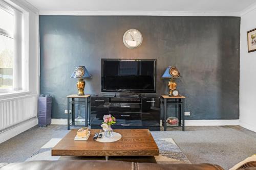 Rochdale Casa | Rochdale 3 Bedroom House 2 Bath with FREE Parking Sleeps 7