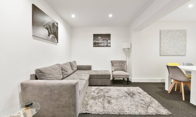 George Green Casa | Rochfords Serviced House with 5 Bedrooms, 4 bathrooms, upto12 beds