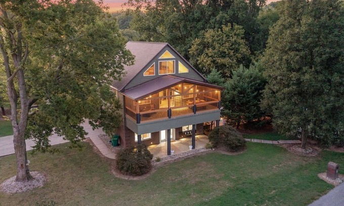 Utica Casa | Rock and Roll River House