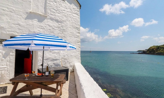 Portmellon Cabaña | ROCK COTTAGE, pet friendly, country holiday cottage in Mevagissey