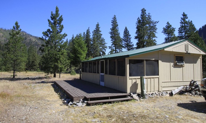 Clinton Cabina | Rock Creek MT con acceso privado a Creek.