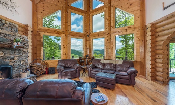 Fairview Cabina | Rock Garden Roost | Stunning Mountain Views, Hot Tub, Game Room & Fire Pit!