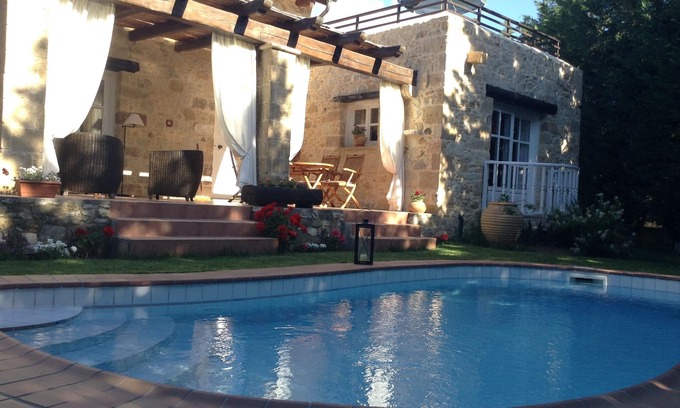 Platanias Town Villa | La piscina y el jardín privados de Villa Rhapsody de Rock House están cerca de todo a pie