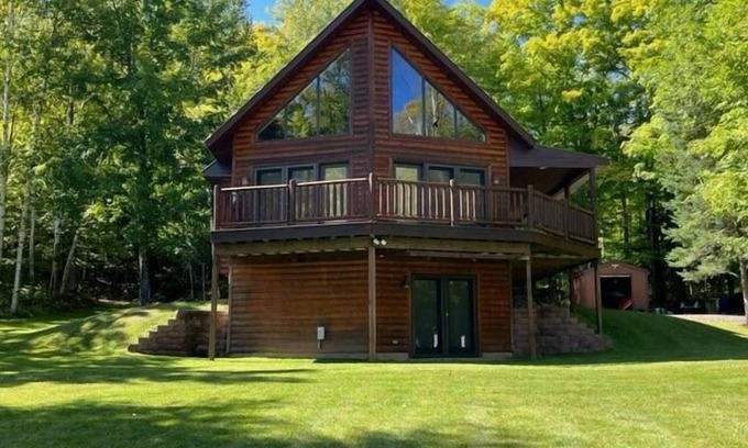 Loretto Casa | Rock Lake Retreat: A Cozy Lakeside Getaway Wrapped in Autumn Beauty