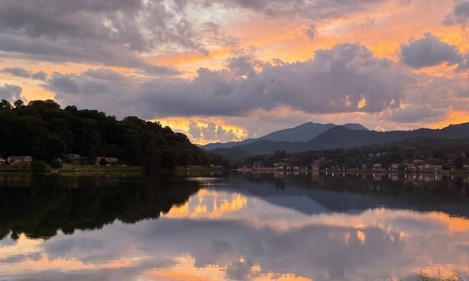 Lake Junaluska Apartamento | Rock Wall Retreat-1 min walk to Lake J Assembly-10 min to Waynesville & BR Pkwy