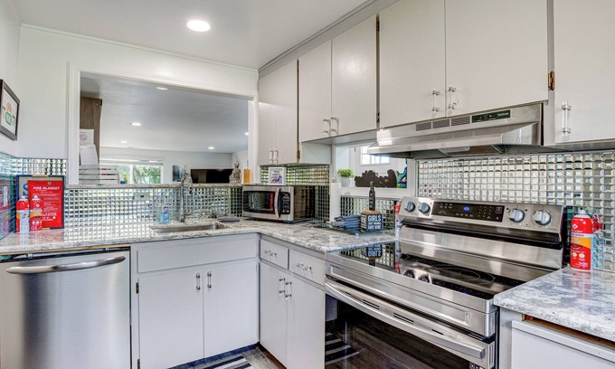 Rockaway Beach Cabaña | Rockaway Beach House - Walk to Ocean!