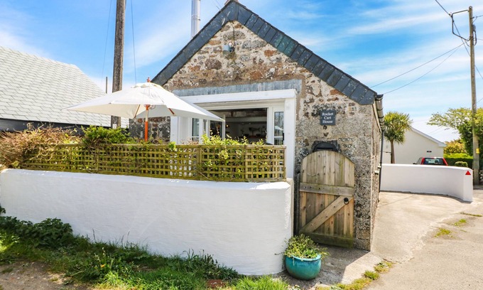 Landewednack Cabaña | ROCKET CART HOUSE, romantic, luxury holiday cottage in Lizard