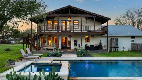 Fredericksburg Casa | Rockhouse at Ololo Hot Tub Pool Sleeps 12