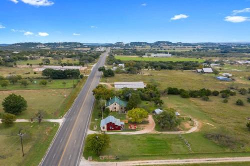 Fredericksburg Casa | Rocking Ox Gasthaus and Barn Cabin