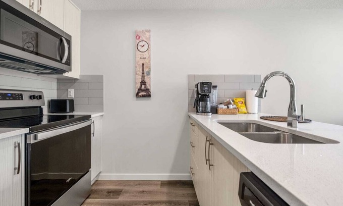 Keith Apartamento | Rockland Oasis: 1BR + Parking. Your private, contemporary and serene getaway.