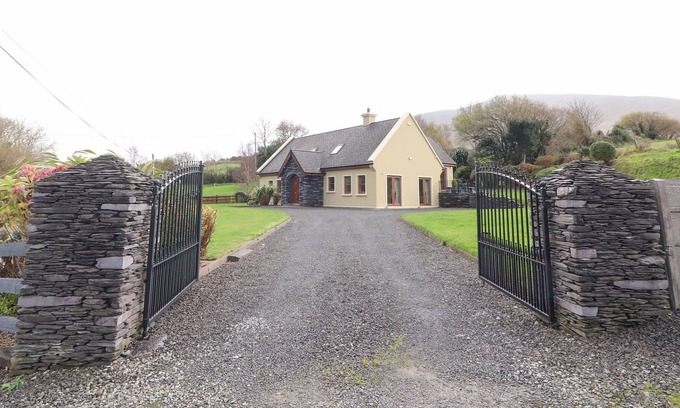 Beaufort Cabaña | ROCKLANDS HOUSE, pet friendly in Beaufort, County Kerry