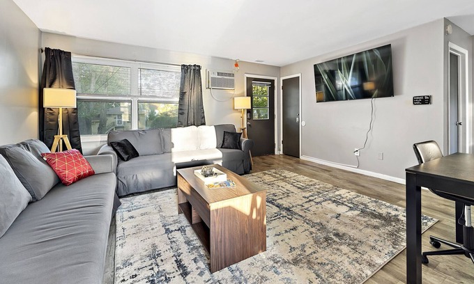 Aurora Apartamento | RocknRoll-Themed Apt ✧65"TV/WiFi/FreeParking