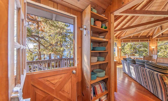 Brockway Cabina | Rockpile Treehouse w/Hot Tub & Lake Views with AC