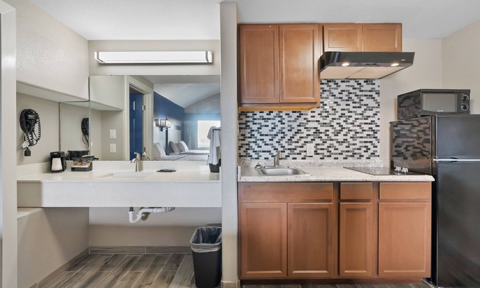 Rockport Hotel | Rockport Beach, pool , Kitchen, 2 queen beds ADA