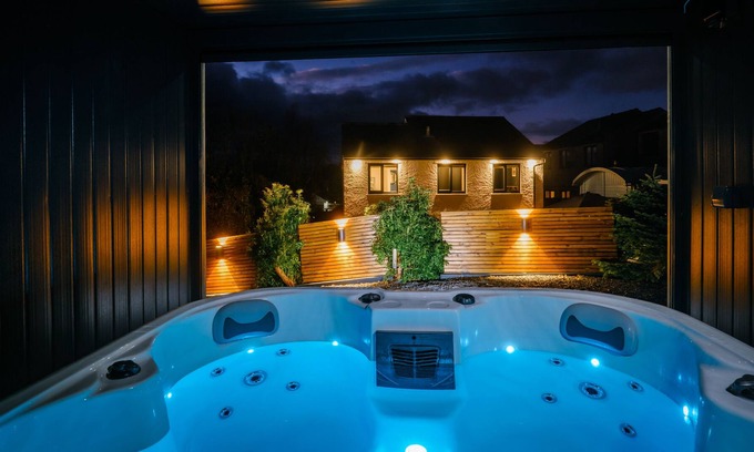Windermere Villa | Rockside- Luxury 3 bedroom home with hot tub, central, parking, pet friendly