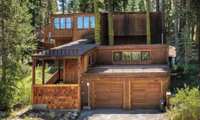 Alpine Meadows Cabina | Rocky Alpine Lodge | Game Room, Mountain Views & Hot Tub!