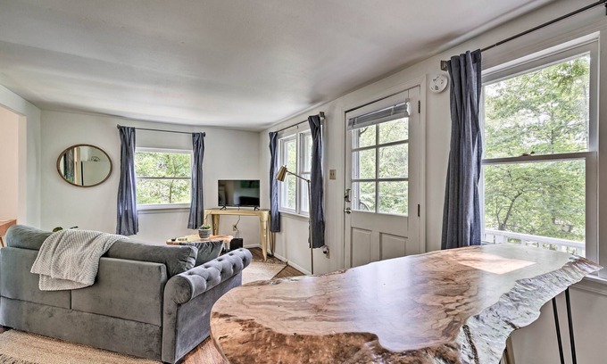 Rocky Mount Cabina | NUEVO-Chic Rocky Mount Home w / Deck-Walk to Boat Ramp