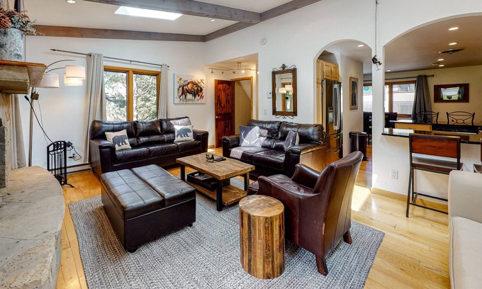 Intermountain Condominio | Rocky Mountain condo near the slopes with deck, fast WiFi, grill, mountain views