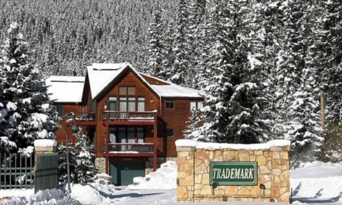 Old Town Condominio | Rocky Mountain Retreat: Steps to Slopes, Hot Tub, Spectacular Views!