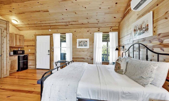 Fredericksburg Cabina | Rocky Ridge Cedar Cabin With Hot Tub & Amazing Views