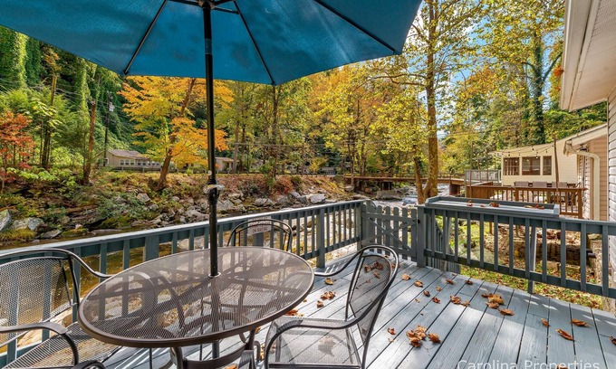 Bat Cave Cabina | Rocky River Retreat II -Pet Friendly, Riverfront!