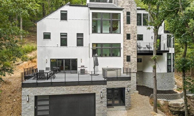 Rogers Casa | Rocky Summit-Hot Tub-Lake Access & Kayaks-Gameroom