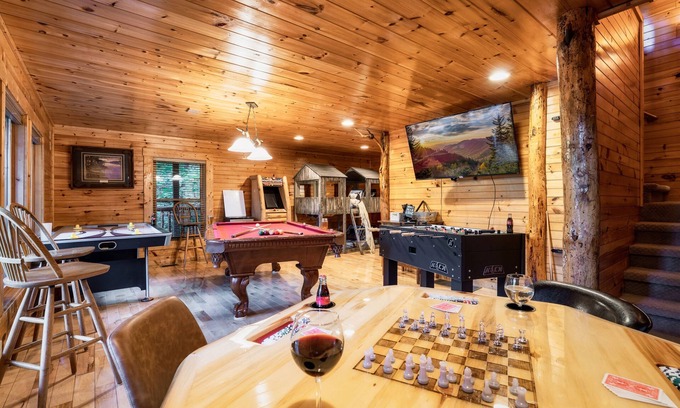 Hemlock Hills Cabina | Rocky Top Sports Gatlinburg-Hot Tub-Air Hockey-Foosball-Pool Table!!