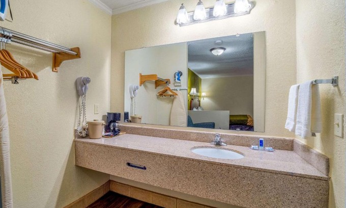 Columbia Hotel | Rodeway Inn & Suites Fort Jackson