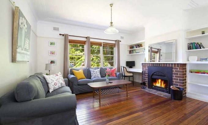 Katoomba Casa | Rodova Cottage with fireplace and enclosed backyard