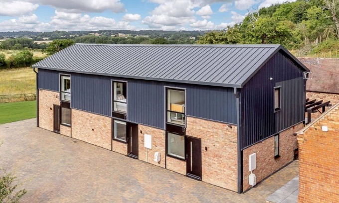 Moreton Valence Cabaña | Roe Cottage, disabled adapted 2 bedroom hot tub