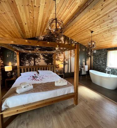 Storwood Casa | Roe Lodge at Owlet Hideaway - with Hot Tub, Near York