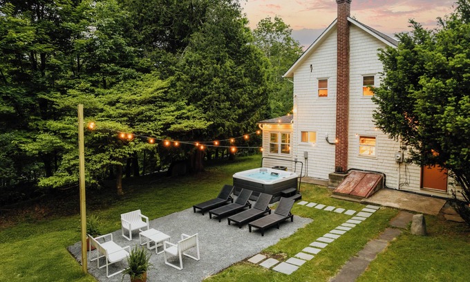 Rowland Cabina | Roebling House 1850s Cabin Hot Tub Fire Pit