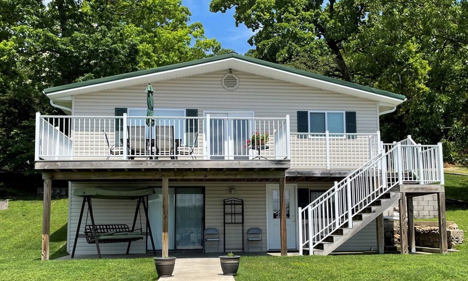 Gravois Mills Cabina | Rogers Cabin - Cute Two Story Fishing Theme Cabin Gravois Arm 1 Mile Marker