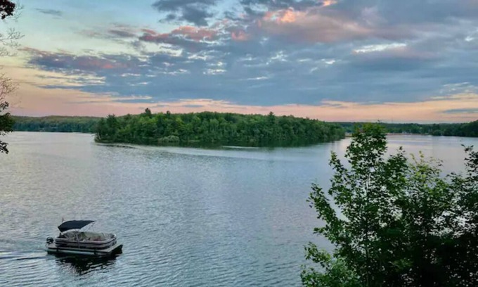 Big Rapids Casa | Rogers Pond Luxurious & Romantic Getaway