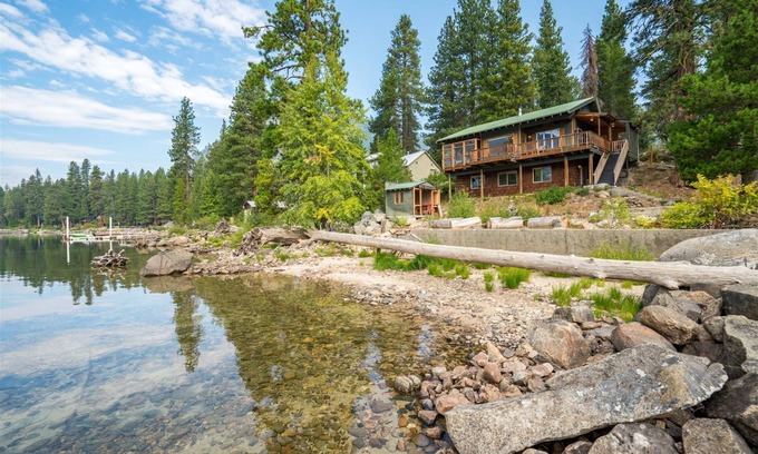 Leavenworth Cabina | Rogue Shores - Tranquil Lakefront Home