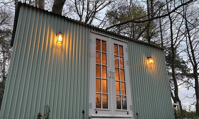 Heathfield Cabina | Rolling Folly Shepherds Hut in the Woods