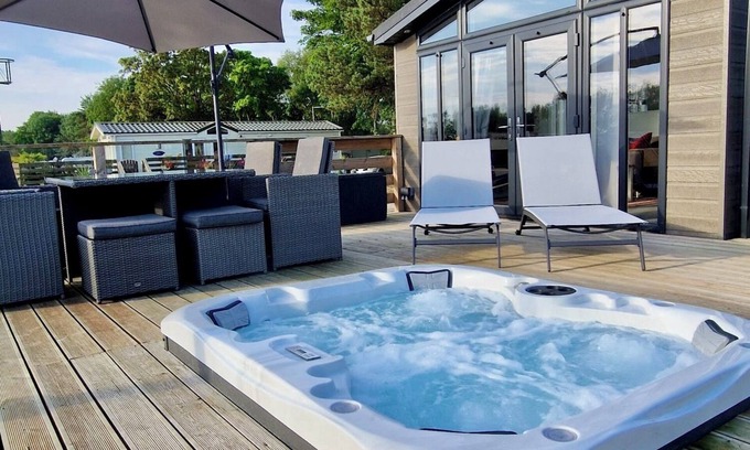 Greatford Cabina | Rolo's Dog Friendly Lakeside Lodge With Hot Tub