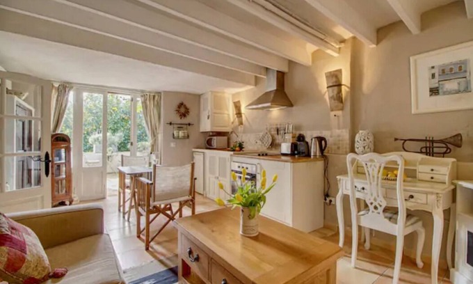 Fornalutx Apartamento | Romantic 1 bed with private patio overlooking orange grove