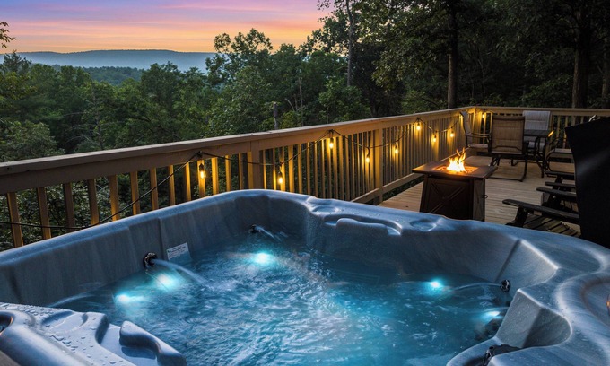 Broadway Cabina | Romantic 2-bedroom cabin, Hot tub, views, Firepit, Arcade, Grill