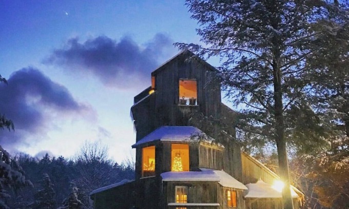 Johnson Casa | Escapada romántica para adultos cerca de Stowe & Smugglers, senderos privados, jacuzzi