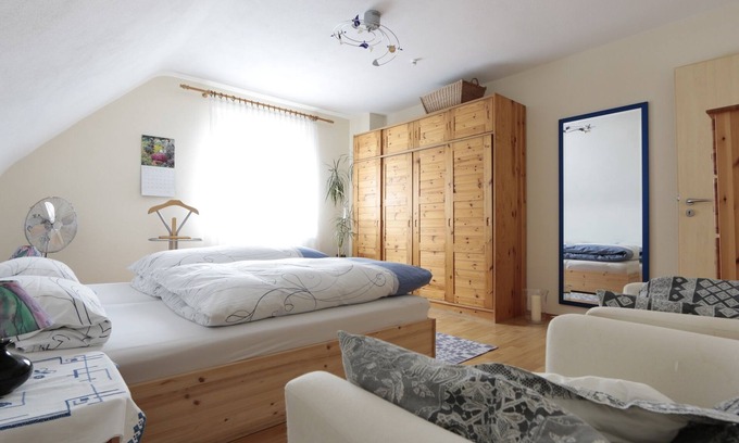 Tauberbischofsheim Apartamento | Romántico ático (70 m2) directamente en la ruta ciclista Main - Tauber - Radach