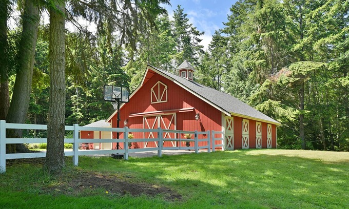 Port Ludlow Casa | Romántica casa de granero! Relájese en un entorno privado y exuberante.