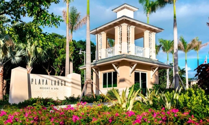 Rock Harbor Hotel | Romantic Beach Getaway! Gym, Pool & Spa Access! Pet Friendly King Stay!