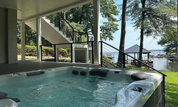 Lexington Casa | Romantic bungalow on Lake Murray w/cold plunge/hot tub/sauna, gym & dock gazebo